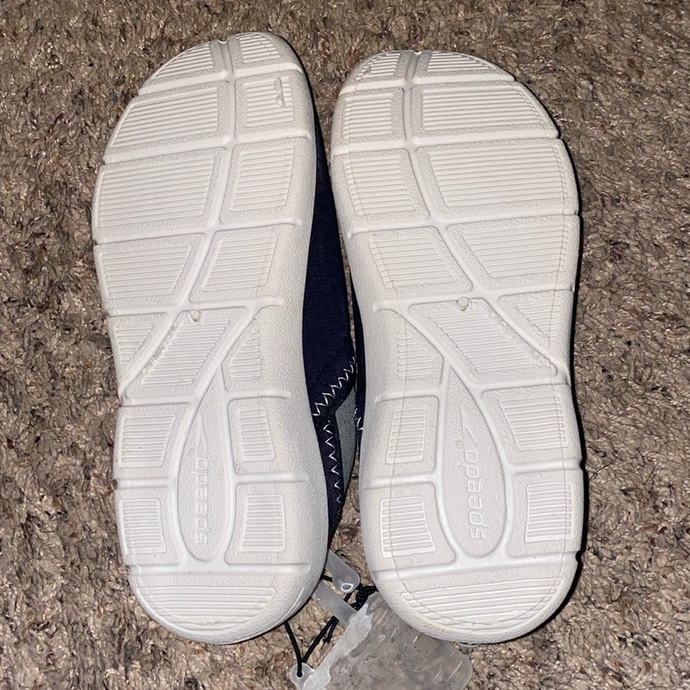Speedo water shoes brand new never worn size M 2/3 - Picture 2 of 3